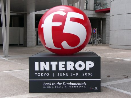 6月7日から9日まで開催される「Interop Tokyo 2006」。大型イベントに出展されていた注目のハードウェアを写真で見てみよう。まずは会場入り口付近に置かれたオブジェクト。今年のテーマは「Back to the Fundamentals　見つめ直すと、新たなネットワークの世界が見えてくる」。（2はこちら）