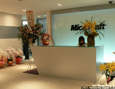 マイクロソフトは2月22日、群馬県高崎市に北関東支店を開設した。スタート時の社員は、営業担当3名、総合職2名、SE 1名の合計6名だが、広々としたオフィスには大型のデスクが30名分並べられていた。残念ながらオフィス内の写真撮影は禁止だが、受付にも広いスペースが取られているのがわかる。