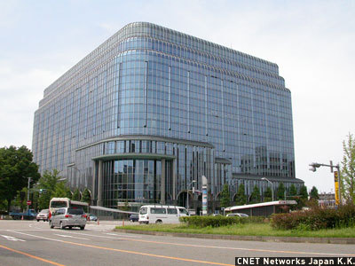 　マイクロソフトは6月13日、石川県金沢市にある金沢パークビルの11階に、石川県、富山県、福井県の3県を担当する営業拠点「北陸支店」を開設した。マイクロソフトにとって9番目の支店となる北陸支店は、地域における顧客との交流、パートナー企業との協業、自治体／教育機関／NPOなどとの連携を通じ、地域に根ざした企業活動を展開する。