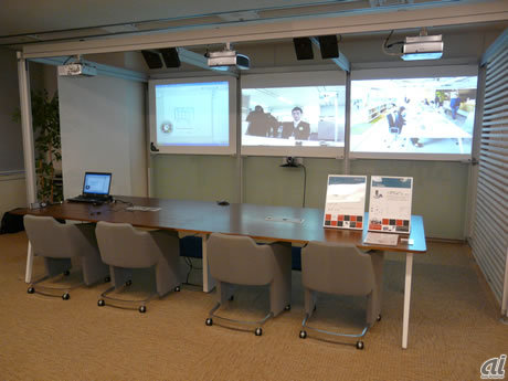 　こちらは簡易遠隔会議ユニット。指向性が高いスピーカーを設置しており、これだけ近くても、3席で別々の会議ができる。オフィスの用途に応じて音響機器や映像機器を組み合わせた提案を可能としている。
　UCHIDA FAIR 2010 in 東京の会期は11月4日〜6日。各日時間は午前10時〜午後6時まで。