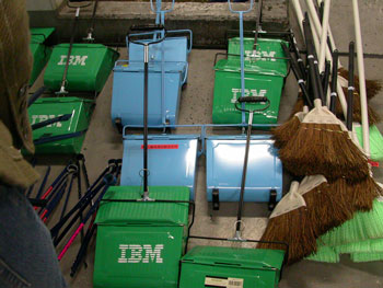 日本サムスン、富士ゼロックス、日本アイ・ビー・エム（日本IBM）は4月8日、社内ボランティア活動の一環となる地域清掃を六本木地域において開催した。3社の頭文字を取って「Green Road SIX（Samsung、IBM、Xerox）」と呼ばれる同ボランティア活動は、今回で第2回目の開催。新たに、六本木ヒルズ自治会および麻布法人会のボランティアを加え、総勢約260名が参加している。