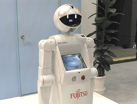 サービスロボット「enon」。認証機能や案内システムを備えている。デモでは、認証された人を鍵のかかった部屋に案内していた。