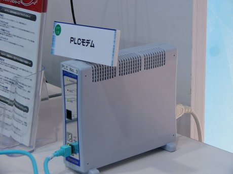 NECのブースで参考出展されていた高速電力線通信（PLC：Power Line Communication）に対応するモデム。NECでは「PLCは今年秋にも解禁される見通し」と説明する。
