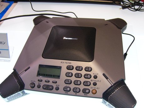 松下電器グループのパナソニックコミュニケーションズが販売する、一般の電話回線を利用した音声会議用スピーカーホン「KX-TS730JPS」。メモリーを内蔵しており、約120分間録音ができる。