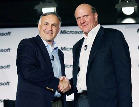 　Microsoftで最も成功を収めたハードウェア製品はXbox 360だ。Ballmer氏とBill Gates氏が大画面で勝負しているところ。