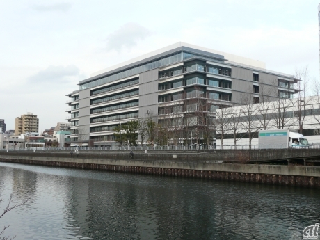 　日本ヒューレット・パッカード（日本HP）の新本社ビルが2月2日に落成した。これまでの東京・市ケ谷の本社、荻窪と高井戸、新宿の各事業所の4拠点を統合する。八王子と昭島の事業所はそのまま存続する。

　新本社ビルは2009年9月から建築開始。3月から週末を利用して段階的に引っ越しが進んで5月16日に開所式となる。正社員約4000人のほか派遣社員や協力会社を加えて、約6000人がここで働く。新本社ビルは東京・江東区の住吉。社屋の前を横十間川が流れる。

　日本HPでは、この新本社ビルを、最先端のテクノロジーとサービスを提供する“ソリューションショーケース”と、創造性を発揮して働き方の多様性をサポートするための“先進的ワークプレイス”にすると説明している。