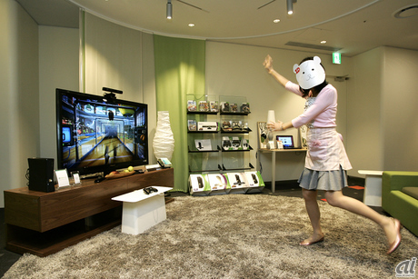 わーい！ リビングルームでは話題のゲーム「Kinect」が楽しめるわよー！ うわぁ、Kinectってホントに全身の動きを認識してくれるのね！ えいっ、えいっ！ すごーい、手も足もZiddyの動いた通りに反応してくれるわ！
