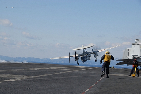 　第113早期警戒飛行隊「Black Eagles」に配備された「E-2C Hawkeye」が空母「USS Ronald Reagan」の飛行甲板から発艦したところ。同機の使命は、被害状況の査定とOperation Tomodachiのための航空交通の調整だ。