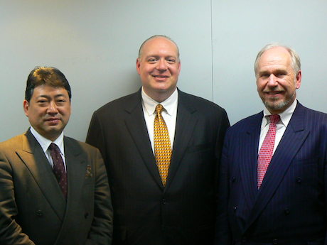Michael L. Eberhard氏（中央）とAllen Miner氏（右）、そして佐山宇宏氏（左）