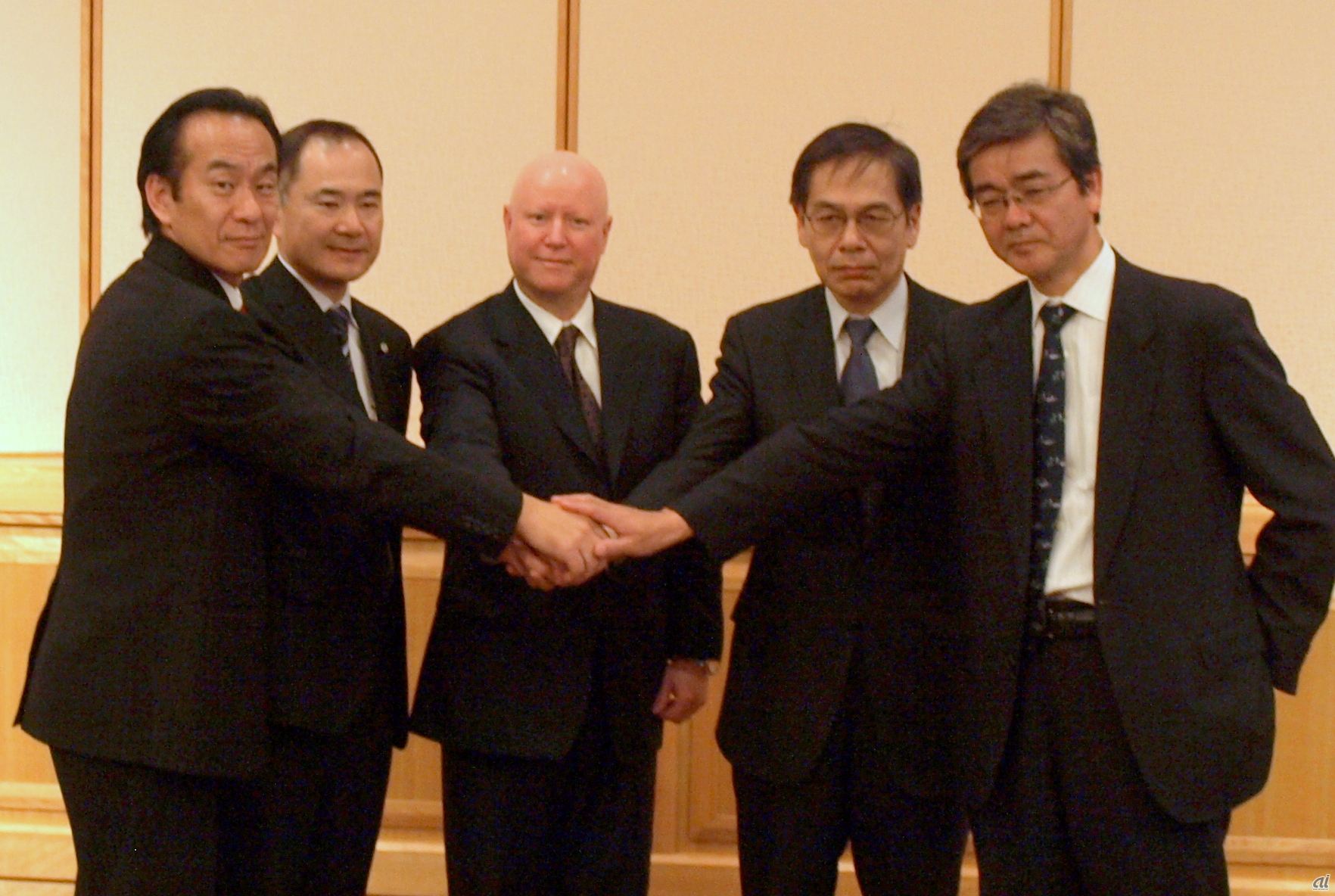 左からレッドハットの廣川社長、日立の熊崎ソフトウェア本部長、米Red Hatのジム・トットン副社長、富士通の堀洋一常務理事、NECの赤津氏