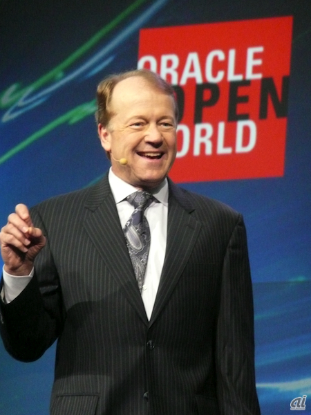 Oracle OpenWorld 2011で講演する米Cisco Systems取締役会会長 兼 CEO（最高経営責任者）のJohn T. Chambers氏