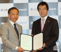 共同会見した日本マイクロソフトの樋口社長（右）と立教大学の吉岡知哉総長