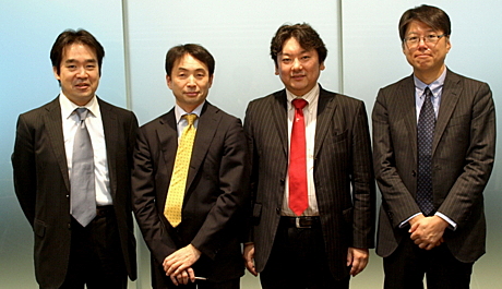 左からソリューション営業統括本部の桐井氏と同本部長の上野氏、アビームの中野氏、パートナー本部の本部長の佐藤氏