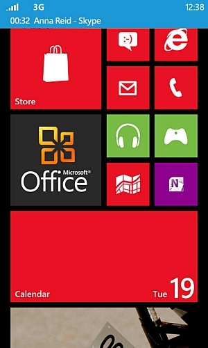新しいスタート画面

　「Windows Phone 8」（WP8）が多くのわくわくさせるような機能を大々的に公開しているが、現行のWindows Phone端末はWindows Phone 8にアップグレードできない予定だ。

　その代わり、Microsoftはさらに「Windows Phone 7.8」のアップデートを提供する予定だ。このことでユーザーは、WP8の大きな特徴となる新しいスタート画面を利用できる機会が得られる予定だ。この写真では、Nokiaの「Lumia 900」で稼動させたときの様子。