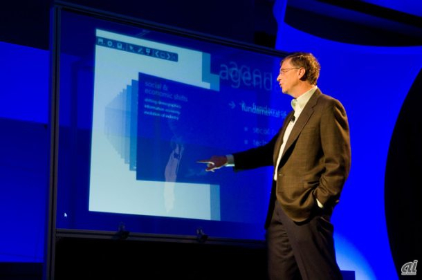 ビル・ゲイツ氏は早くから「タブレット」や「タッチ」のコンセプトを披露していた。画像は2008年のCEO Summitにおいてデモしたタッチウォール