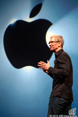 iPhone 5を発表するアップルのティム・クックCEO