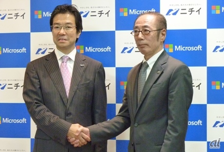 握手する日本マイクロソフトの樋口社長とニチイ学館の齊藤社長