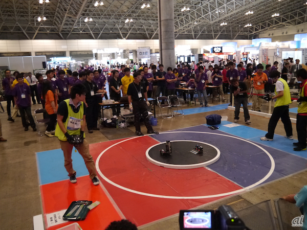 最終日となる土曜日には全日本ロボット相撲大会を開催