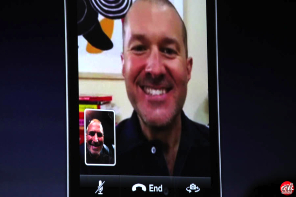 iPhoneのフロントカメラを使ってスティーブ・ジョブズと会話するジョナサン・アイブ（WWDC 2010）