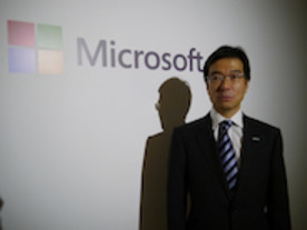日本マイクロソフト 樋口社長、新ロゴの社章をそっとお披露目