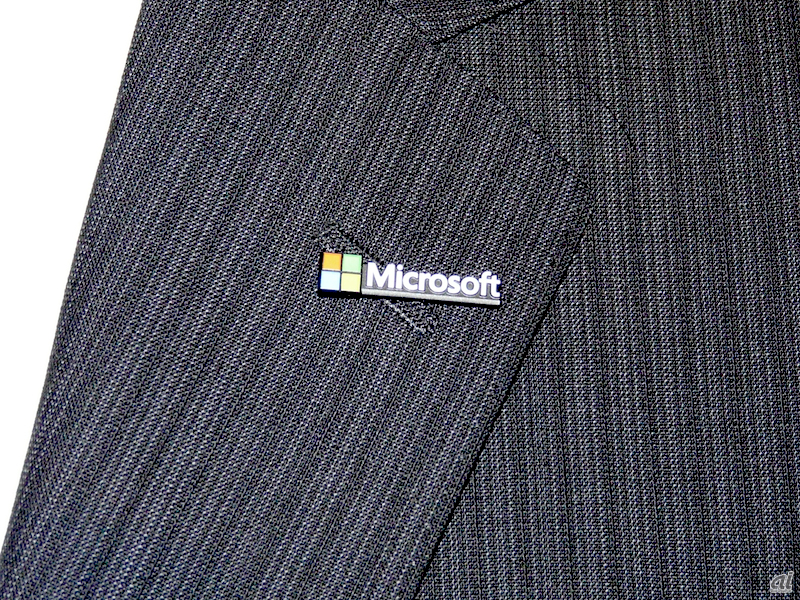 日本マイクロソフトの樋口社長がつけていた新たなロゴの社章