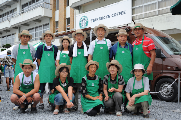 「道のカフェ」の企画・運営には被災者も参加する（©安田菜津紀）