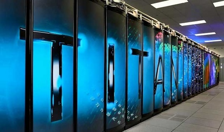 世界最速のスーパーコンピュータをランク付けするプロジェクト「TOP500」で、11月に首位を獲得したのは米オークリッジ国立研究所の「Titan」だった。LINPACKによるベンチマークで17.59ペタフロップスを達成したTitanは、CrayのXK7システムで稼働している。NVIDIA製GPUアクセラレータ「K20x」を26万1632コア搭載し、CPUとしてAMD製プロセッサを組み込んだ。総コア数は56万640に及ぶ。

TOP500は毎年2回、6月と11月に世界最速のスパコンを発表。今年が20年目であり、さらに今回は40回目の開催だった。
