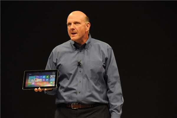 マイクロソフトのスティーブ・バルマーCEOが持つのは、昨秋発表したタブレット「Surface」