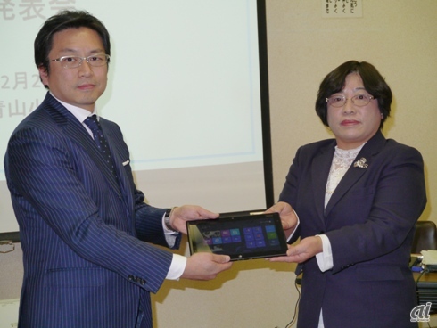 レノボ・ジャパンから青山小学校にThinkPad Tablet2が贈られた