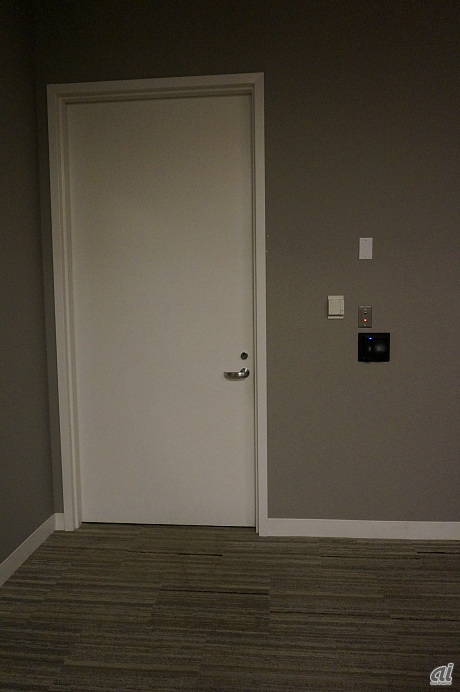 　入り口のドアは撮影許可が下りなかったが、いくつかあるデータセンターのうちの一つを見学できた。この内部に入室するには、さらに認証手続きが必要になる。