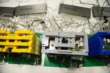 　英語には「空中のパイ」（絵空事などの意）という表現があるが、「雲（クラウド）の中のパイ」はいかがだろうか？

　英グラスゴー大学の研究者が、レゴで作ったラックに入った56枚の「Raspberry Pi」コンピュータをつなげて、AmazonやGoogle、Microsoftなどのものをモデルとしたミニクラウドプラットフォームを作った。

　このプラットフォームは、ユーザーの目からはどのように動いているかが見えないことの多い、現代の大手クラウドプラットフォームのアーキテクチャについて、学生が学ぶことを目的として設計されている。

　「初期費用4000ポンド以下で、Linuxベースのシステムを作ることができた。研究者や学生たちは、商用のシステムに比べてわずかなコストで、実際に動いているクラウドコンピューティングインフラに触れることができる」と、同大学計算機科学科のJeremy Singer博士は述べている。

　Raspberry Piは子どもにも買えるようにと設計された、35ドルのクレジットカード大のLinuxコンピュータだ。コーディングを学ぶことへの関心を抱かせることが目的だ。2012年に発売されて以来、120万枚のボードが販売された。