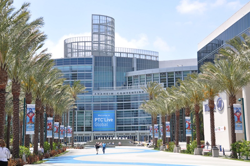 製品ライフサイクル管理（PLM）を手掛ける米PTCは、6月にユーザー企業向けコンファレンス「PTC Live Global 2013」を開催した。ここでは、その様子を写真で見てみる。

会場となった「アナハイム コンベンション センター（AnaheimConvention Center）」。3階建てで、1階にはスポーツ大会も開催される規模の巨大なホールが4つ。今回のイベントは、1階の1ホールと、2階と3階にある個別ルームをほぼ貸し切った。