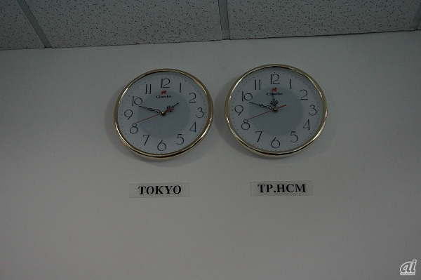 壁には現地時間と東京に合わせた2つの時計が掛けられている