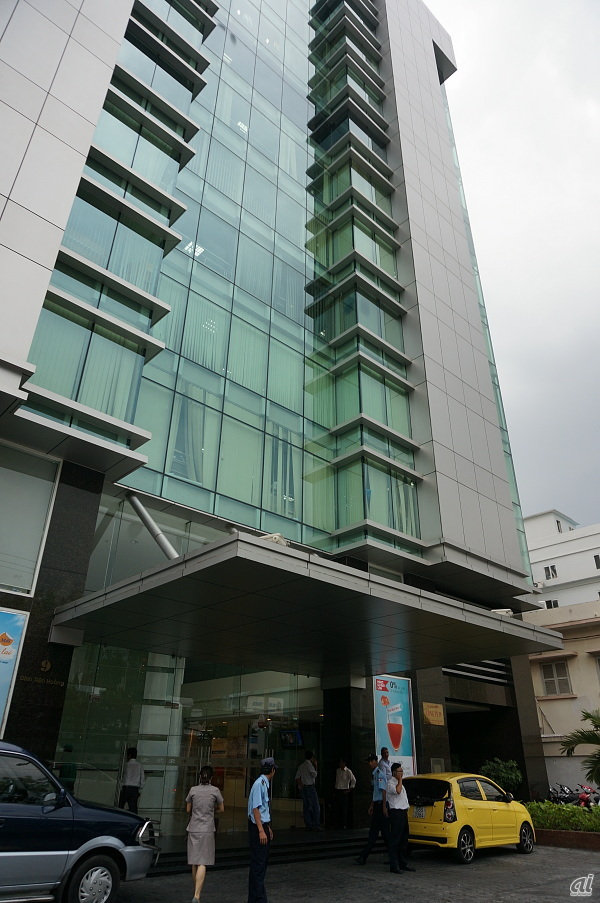 学校やオフィスビルなどが並ぶディンティンホアン通りに位置する「Saigon Finance Center」
