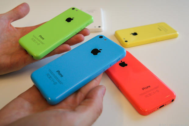 　iPhone 5cの背面カバーは、継ぎ目のない光沢のある色付きのポリカーボネート製だ。