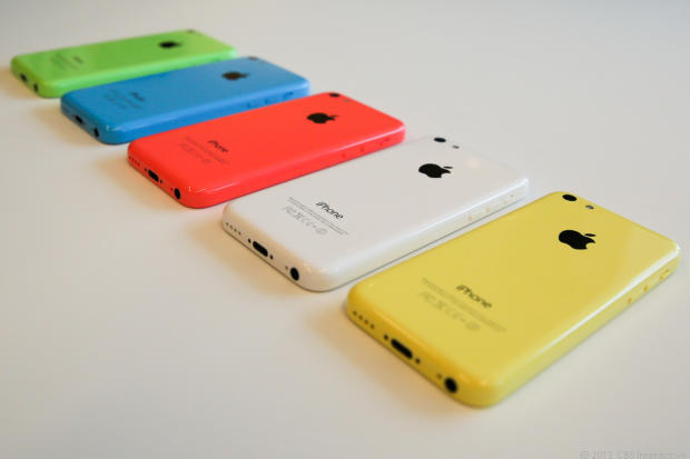 　過去数年にわたりiPodでは虹のようなカラーバリエーションが採用されてきたが、iPhoneではブラックとホワイトだけだった。iPhone 5cではレッド、イエロー、グリーン、ブルー、ホワイトが採用されている。カラーバリエーションは、現行の「iPod touch」「iPod nano」「iPod shuffle」のものと似ている。
