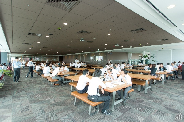 日本HPの社食はとにかくとーーーっても広いのよ！ 8階全体が食堂になっていて、5500平米の広さに約900席が設けられているんですって。この写真に写っているのは、全体のほんの一部よ。