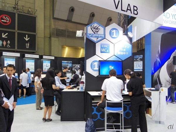 日経BP社は10月9日から11日の3日間、年次カンファレンス「ITpro EXPO 2013」を東京ビックサイトで開催している。ビッグデータ、PaaS、XPサポート終了などテーマは多岐にわたる。初日となった9日の展示ブースの様子をフォトレポートする。

今回、大きくブースを構えている企業の1つがEMCだ。VMWareやRSA Securityなどの子会社を含め、EMC World 2013で発表されたSoftware-Defined Storageの「ViPR」、VMware前CEOのPaul Maritz氏が率いるPivotalなど見所は多い。