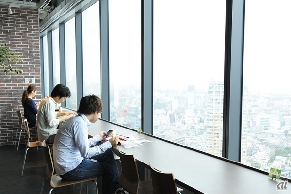 窓際席はおひとりさまに人気ね。カフェは24階で、ここからスカイツリーと東京タワーが両方見えるようになっているの。