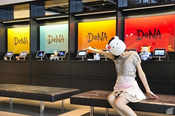 ハロー！ Ziddyです。今回Ziddyがやって来たのは、2011年4月の渋谷ヒカリエオープンと同時に本社機能を同ビルに移転したディー・エヌ・エー（DeNA）です。DeNAといえば、ソーシャルゲームの「Mobage」を中心に、ゲームサービスはもちろんEC事業も展開しているネット関連の老舗企業よね。渋谷ヒカリエ本社にはカフェを設置して、お弁当ランチを無料で提供しているんですって。無料ランチを提供するネット関連企業が増えてきて、Ziddyもなんだかうれしいわ。今日もたくさん食べられますように！