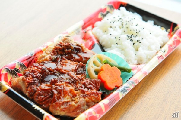 そしてこれは鶏の照り焼き弁当。ガッツリお肉にワクワクしちゃう！