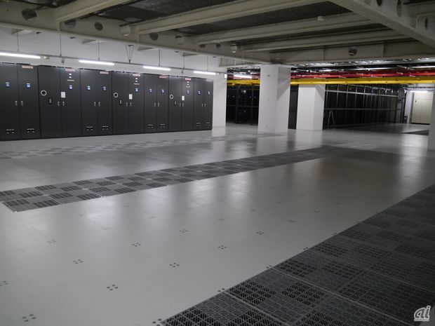 UPSルーム。発電機や特高装置は共有部にあり、UPSはそれぞれのデータセンターで用意する。ブルーのLEDはエクイニクスが世界共通で行っている演出