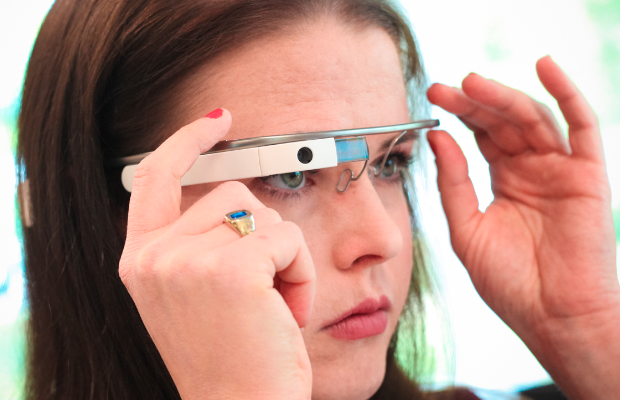 　ここ10年ほど、人類はテクノロジを何らかの方法や、何らかの形状、何らかの形態で身につけるという考え方にはまりつつある。本記事ではイヤーピースからヘッドフォン、眼鏡、インプラントに至るまで、未来世界でわれわれが身につけることになると考えられるウェアラブルテクノロジのいくつかを紹介する。

　「Google Glass」は、ウェアラブルテクノロジにおける次なる大波として大きな注目を集めている。そんななか、米国防高等研究計画局（DARPA）も兵士の視覚を強化する研究プロジェクトに資金とリソースを投入している。その成果物となるデバイスは、目に装着する、厚さわずか1mm強というコンタクトレンズ状のものであり、遠くを見る際の視覚を強化する小さな反射式の拡大鏡が組み込まれている。