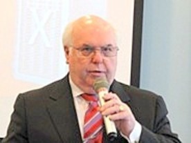 日本オラクル新社長が記者会見に初登場