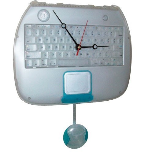 　この壁掛け時計は、Mac G3のマザーボードを再利用して作られたものだ。時計の本体には、RAMやプロセッサも使われている。Macのマウスは、振り子として機能している。時計の盤面はDVDであり、盤面の数字にはキーボードのキーが使われている。
