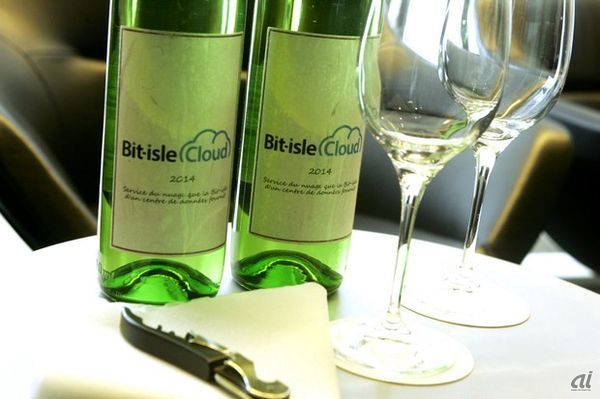ビットアイルのみんなはお酒も大好き。食堂内にボトルキープしている人がいたり、「Bit-isle Cloud」ってロゴが入ったワインが置かれていたりで、夜も楽しめそうね。