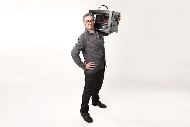 　Bre Pettis氏は、2009年からMakerBotの最高経営責任者（CEO）を務めている。同氏が担いでいるのは、「Replicator 2 Desktop 3D Printer」だ。 