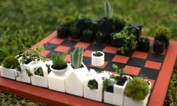　XYZ Workshopは、3Dプリントされたチェスセットと、小さなプランターとしても使える駒を作った。芝でも、ハーブでも、好きなものを植えて、屋外でも屋内でも使うことができる。