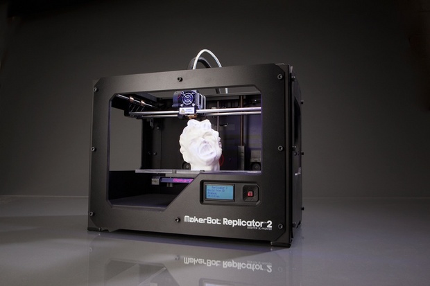 　2013年、MakerBotのReplicator 2 Desktop 3D Printerで、この「Robohand」がプリントされた。これは、人工装具を買うよりもコストパフォーマンスの高い義指の作り方になった。