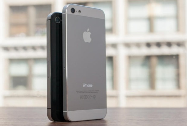 　Appleの次期主力スマートフォンが、「iOS 8」を搭載して今秋に発売されると期待されている。本記事では待ち望まれている同デバイスで実現してほしい特長と技術を挙げる。

　より大きな（しかし大きすぎない）ディスプレイ

　Appleは、少し画面が小さいと感じられた以前の製品である「iPhone 4S」を改良し、「iPhone 5」でそのサイズを大きくするとともにより大きな4インチディスプレイを搭載するという大胆な動きに出た。しかし、その後の報道とうわさによると、Appleはさらに大きな4.7インチか5.5インチのディスプレイを採用し、今でも十分解像度が高いディスプレイの解像度を401ppiにまで引き上げるかもしれないという。これが実現されれば、次世代「iPhone」は現在市場に出回っているスマートフォンのうちでもっとも解像度の高い製品の1つとなるはずだ。